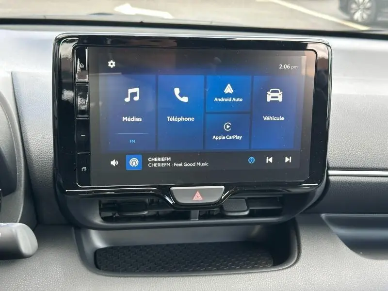 Écran tactile central de la Toyota Yaris 116h Dynamic 5p MC24 2025, affichant les options Android Auto et Apple CarPlay.