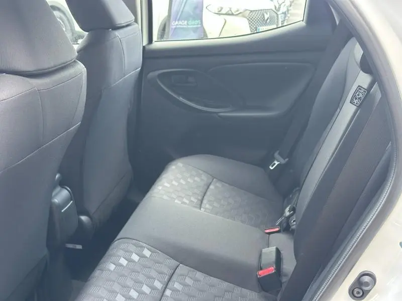 Vue intérieure sur les sièges arrière noirs avec motifs géométriques d'une Toyota Yaris 116h Dynamic 5p Blanc Lunaire 2025.