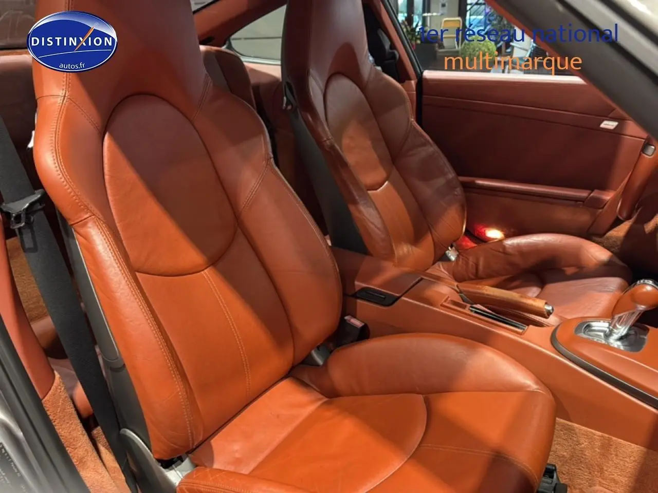 Intérieur cuir marron de la Porsche 911 (997) carrera pdk 2009, vue côté gauche sur les sièges avant et console centrale.