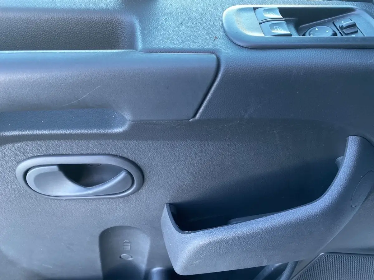 Détail de la porte intérieure côté conducteur du Renault Master 2023, avec commandes électriques et poignée noire.