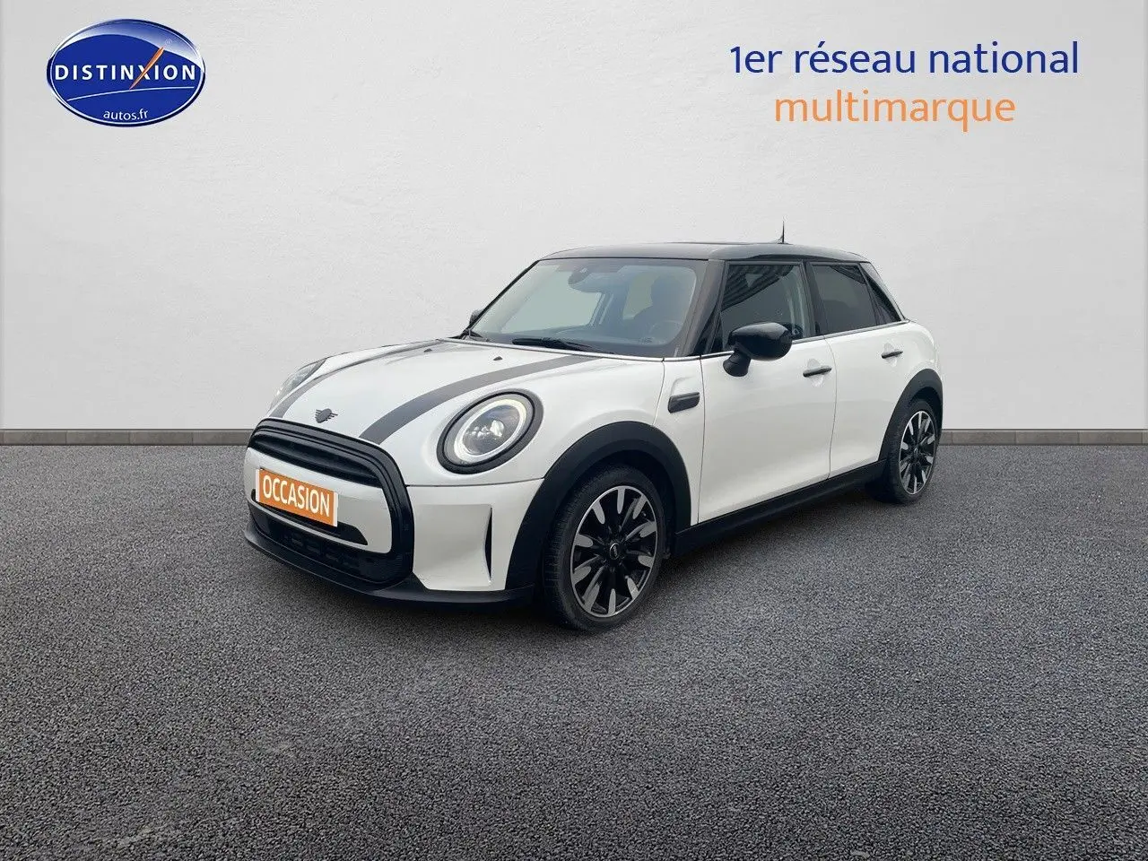 MINI 1.5 136CH blanc nacré métal vue 3/4 avant droit avec toit noir et jantes bi-ton sur fond neutre.