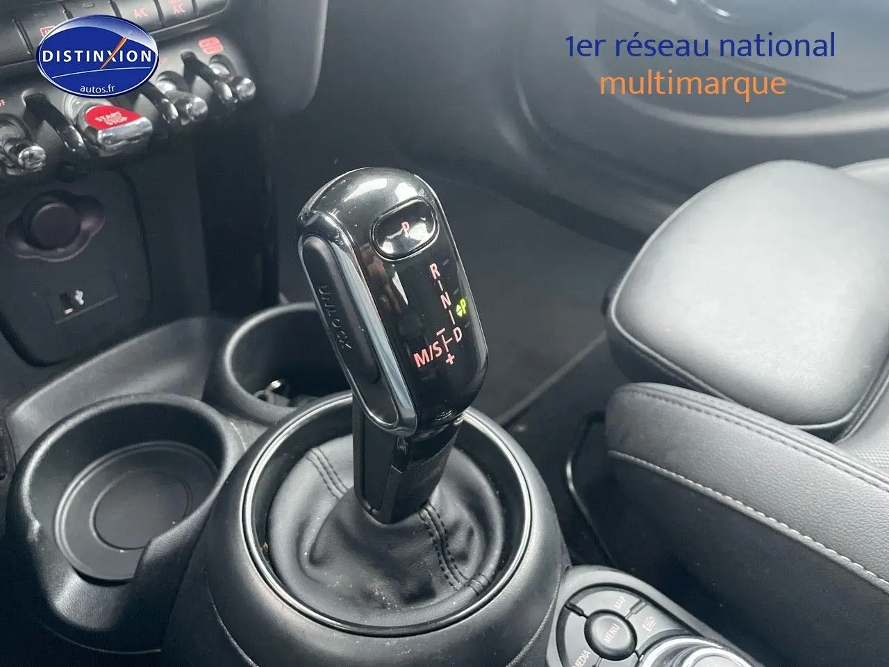 Le levier de vitesses automatique noir de la MINI 1.5 136CH blanc nacré, avec console et siège en cuir noir.