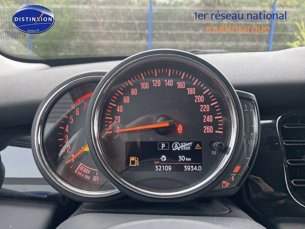 Gros plan sur le tableau de bord de la MINI 1.5 136CH blanc nacré, affichant le compteur et les voyants numériques.