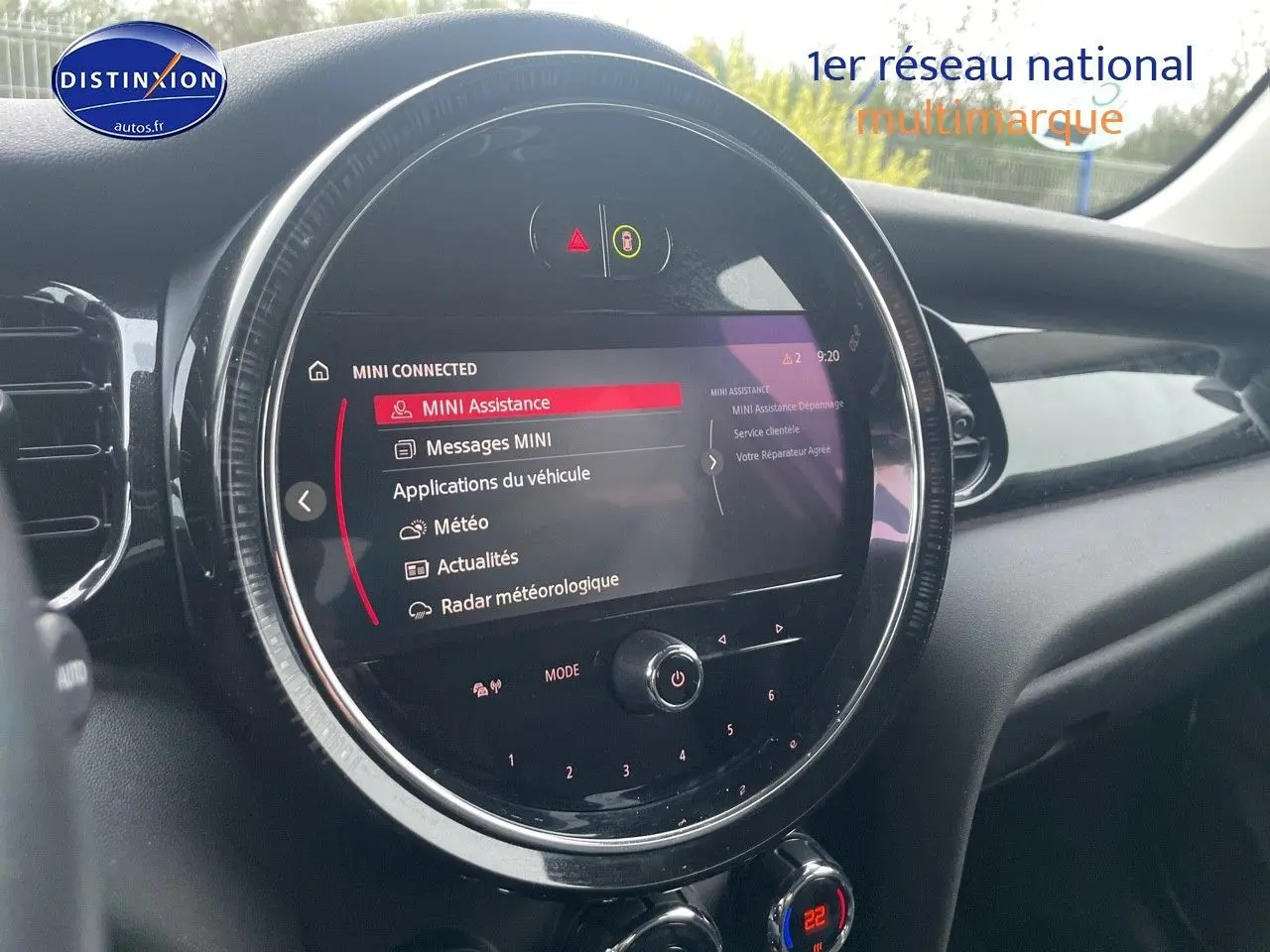 Vue rapprochée de l'écran central tactile du tableau de bord d'une MINI blanche nacrée 2023 affichant le menu MINI Connected