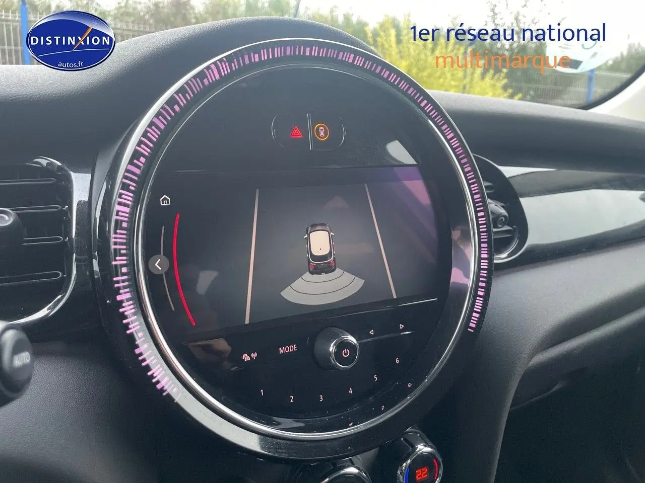 Tableau de bord de MINI 1.5 136CH blanc nacré, affichage central rond avec caméra de recul active.