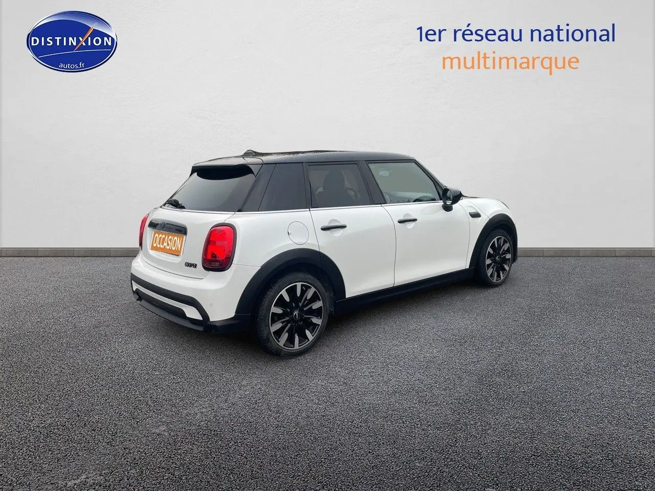 MINI 1.5 136CH blanc nacré métal vue 3/4 arrière côté droit avec toit noir et jantes bi-ton.