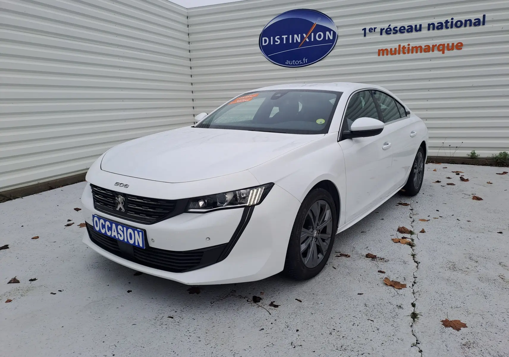 Vue 3/4 avant d'une Peugeot 508 blanche 2018 diesel, version 1.5 BlueHDi Active avec jantes alliage et phares LED.