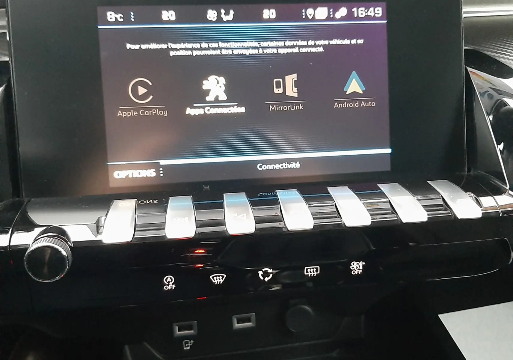 Vue rapprochée de l’écran tactile central et des commandes piano de la Peugeot 508 blanche, version 2018.