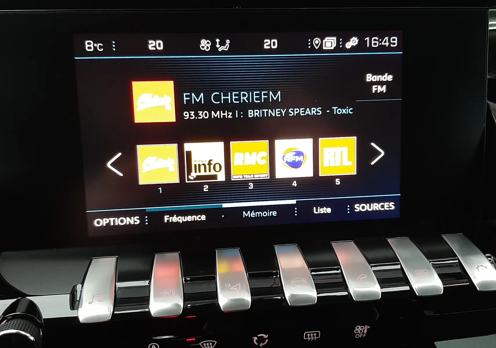 Vue rapprochée de l’écran multimédia et des commandes piano de la Peugeot 508 blanche, version 1.5 BlueHDi 130 Active.