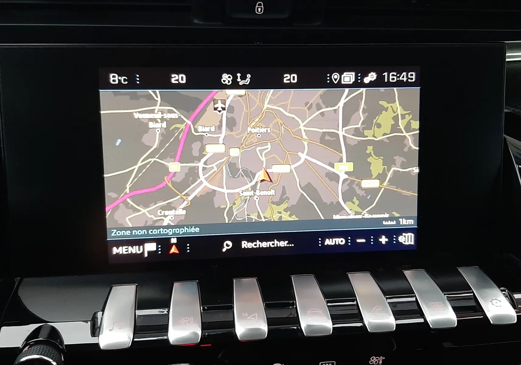 Écran tactile central de navigation avec carte affichée, boutons métalliques en rangée sous l'écran, intérieur noir du Peugeot 508 blanc.
