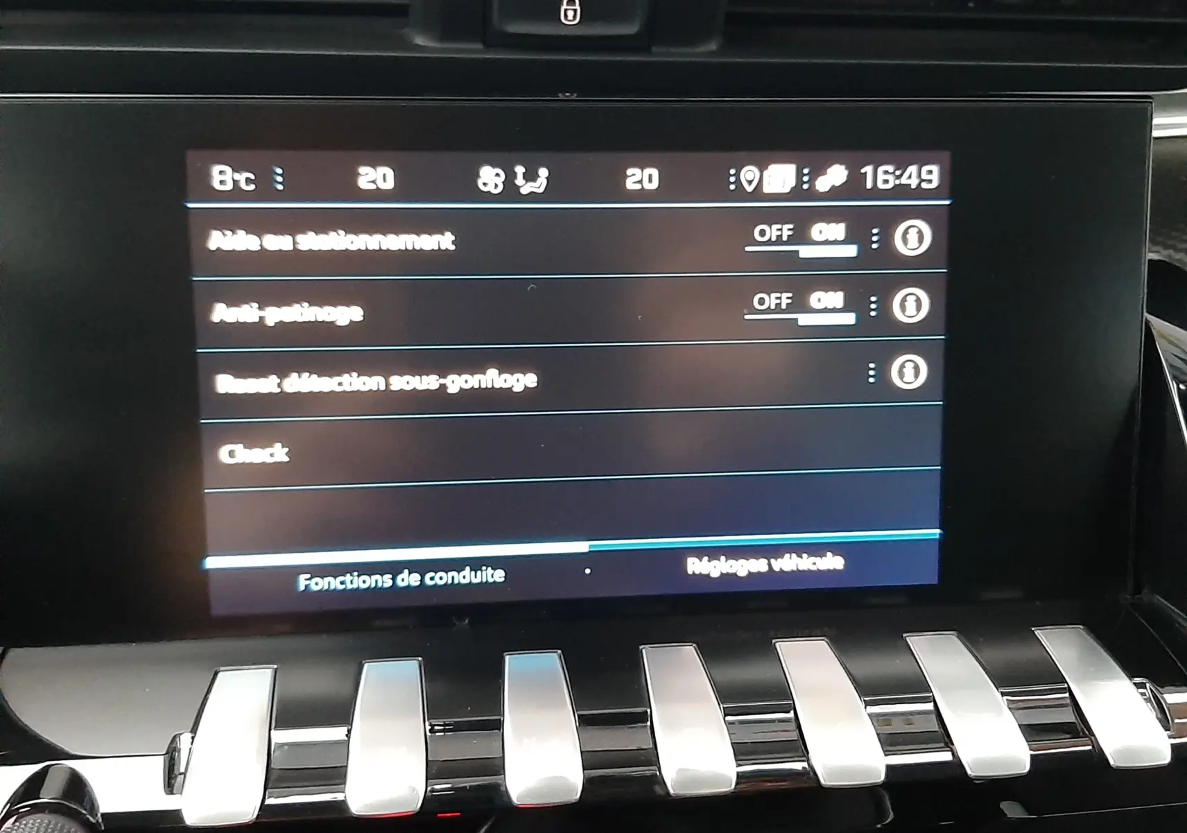 Vue rapprochée de l’écran tactile central et des commandes argentées du tableau de bord d’une Peugeot 508 blanche de 2018.
