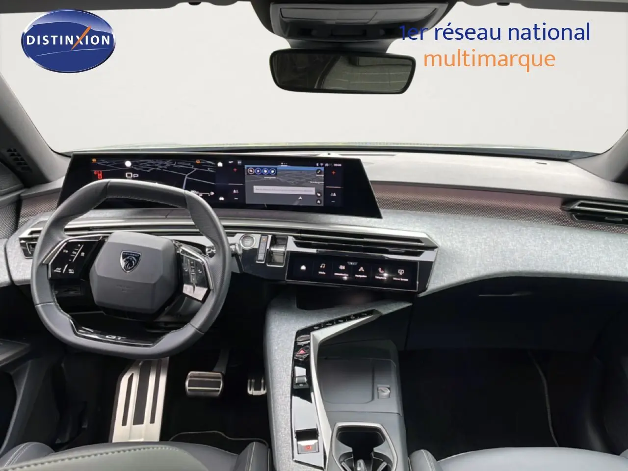 Vue intérieure frontale du Peugeot 3008 2025 gris, mettant en valeur le tableau de bord numérique et le volant compact.