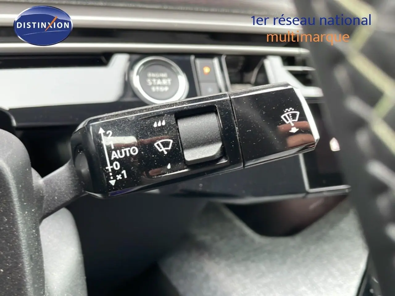 Gros plan sur la commande des essuie-glaces dans l’habitacle du Peugeot 3008 gris Artense 2025.