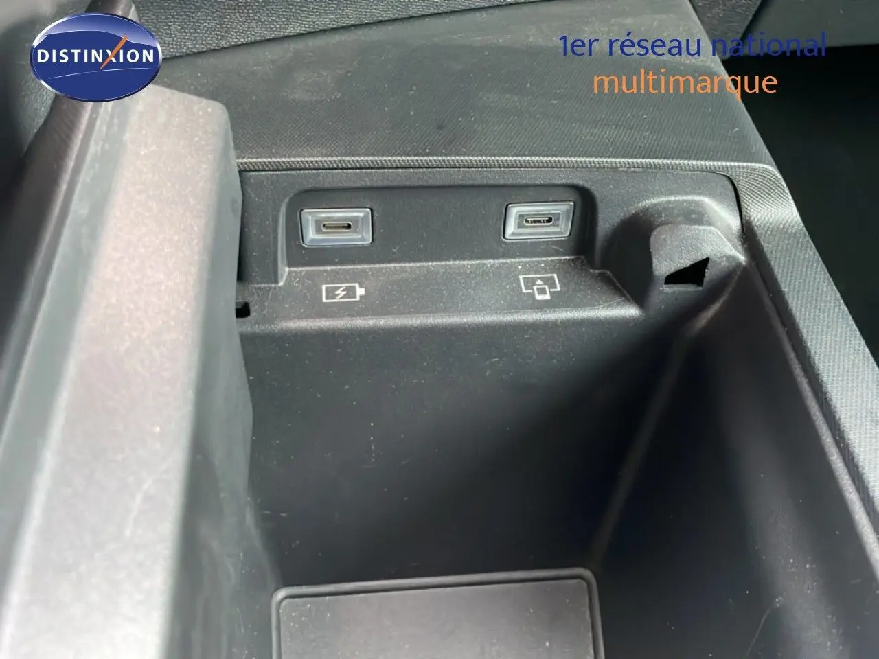 Gros plan sur la console centrale du Peugeot 3008 gris Artense, montrant deux ports USB et un espace de rangement.