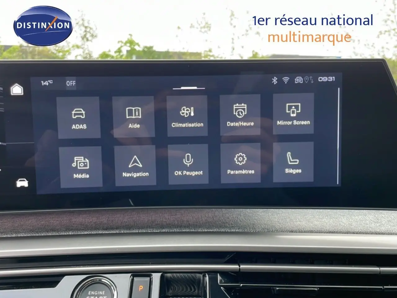 Écran tactile central du Peugeot 3008 gris Artense, affichant le menu principal des fonctions connectées et climatisation.
