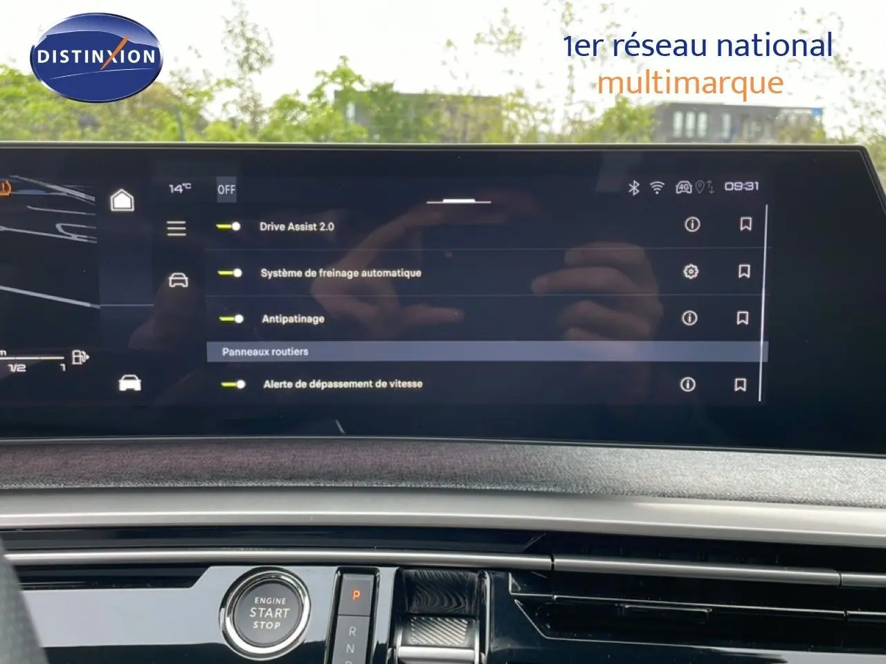 Vue intérieure du tableau de bord du Peugeot 3008 gris Artense, écran tactile affichant les aides à la conduite.