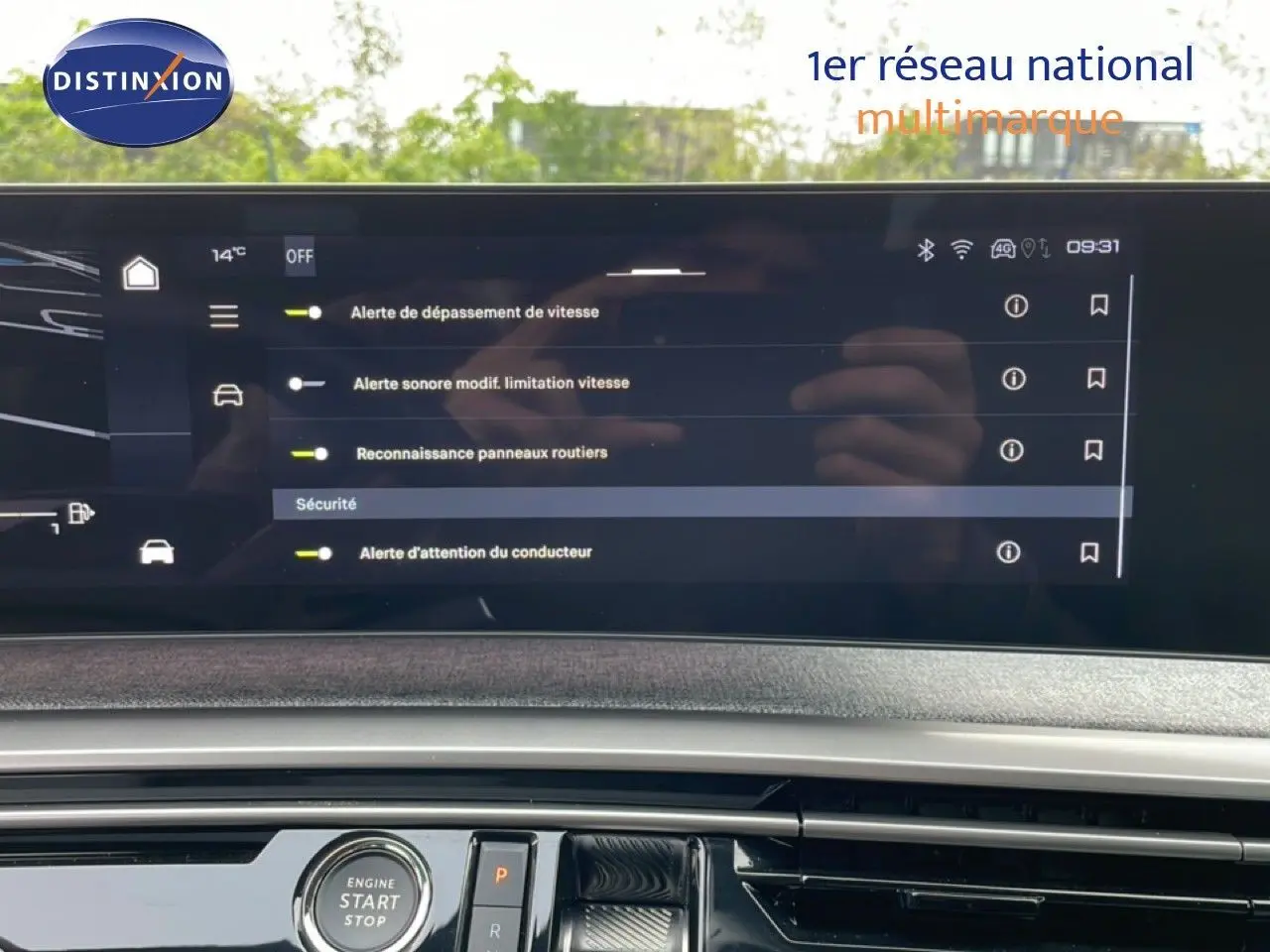 Écran tactile central affichant les alertes de sécurité dans l’habitacle du Peugeot 3008 gris Artense, vue intérieure avant.