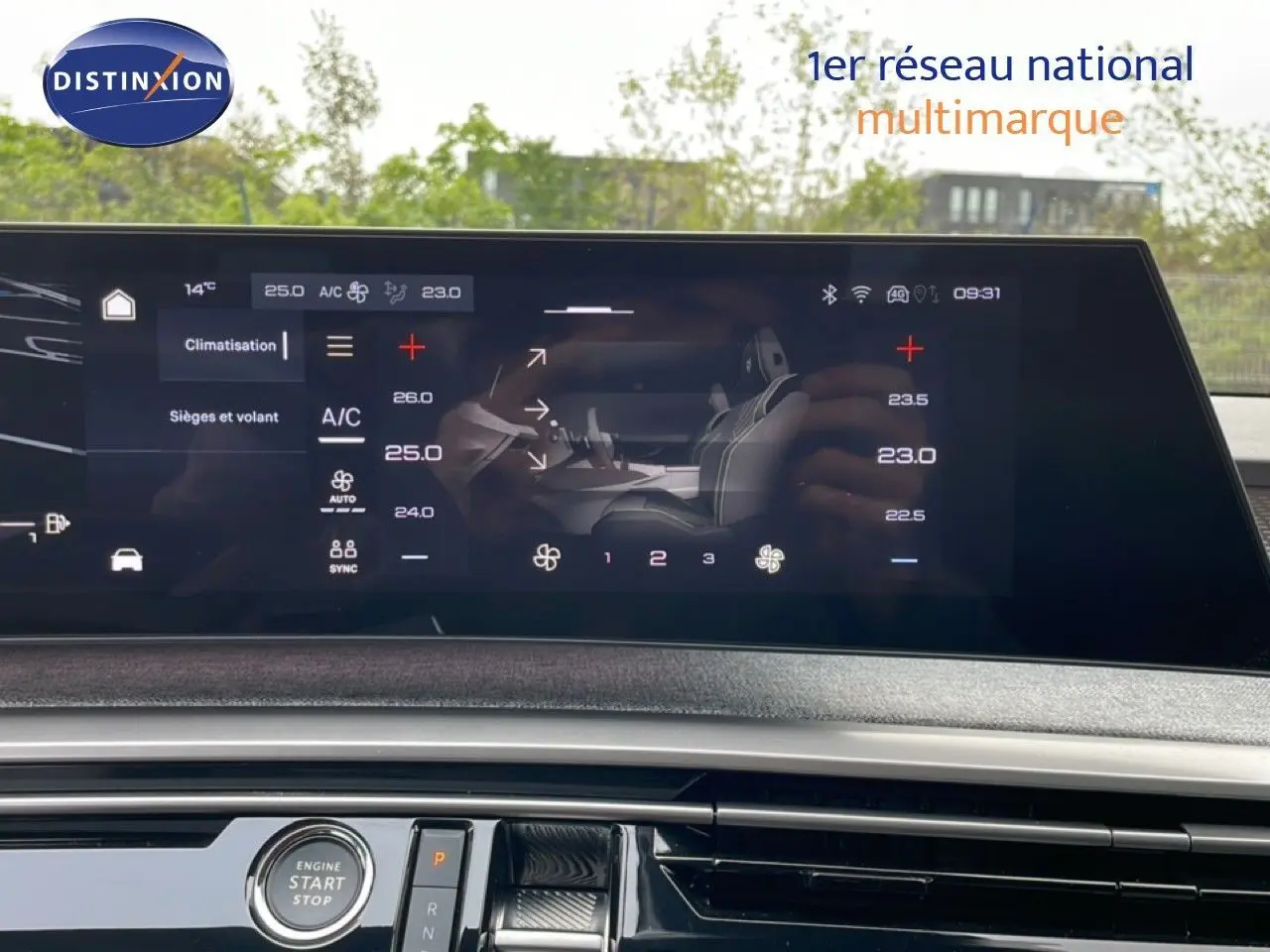 Écran tactile central du Peugeot 3008 2025 montrant les réglages de climatisation et sièges, intérieur gris noir.