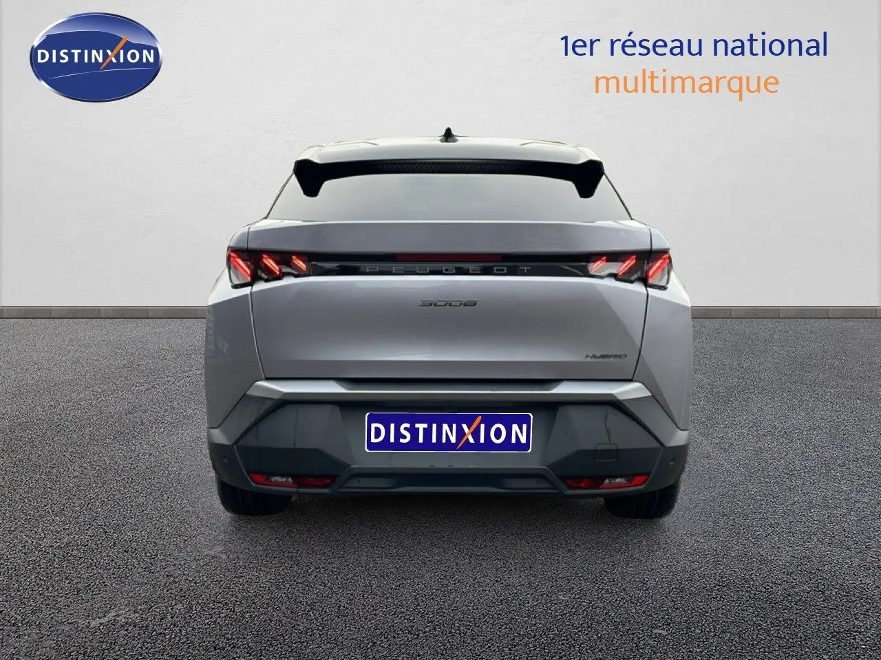 Vue arrière du Peugeot 3008 1.2 Hybrid gris Artense métallisé avec feux arrière LED distinctifs et logo central lumineux.