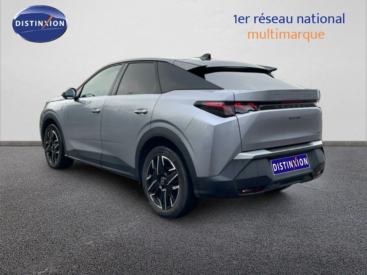 Peugeot 3008 gris Artense métal en 3/4 arrière droit, avec jantes noires et toit noir contrasté.