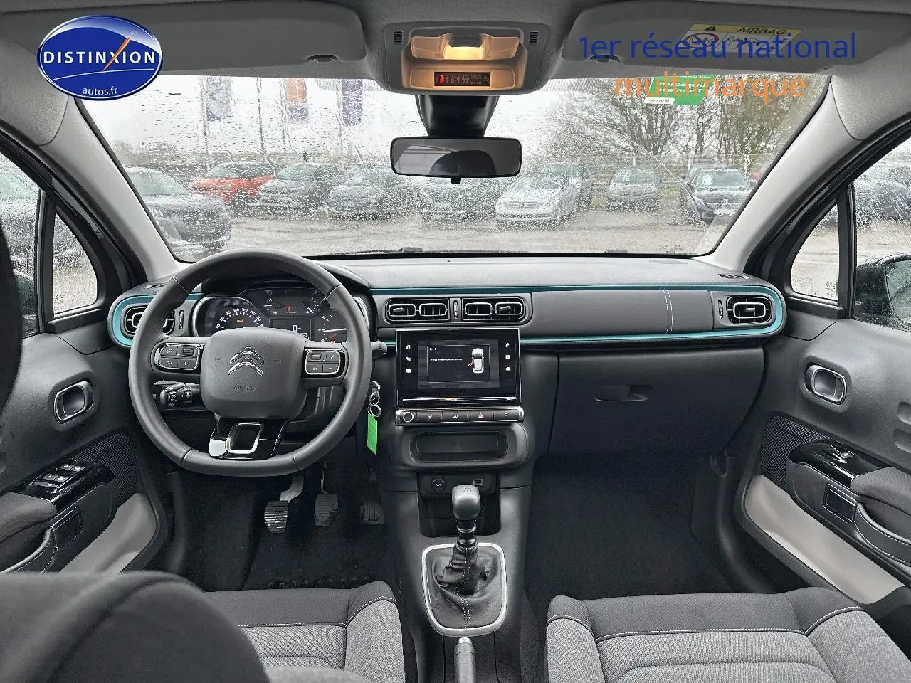 Vue intérieure frontale du tableau de bord gris acier et noir de la Citroën C3 1.2 PureTech 110 avec écran tactile et volant multifonction.