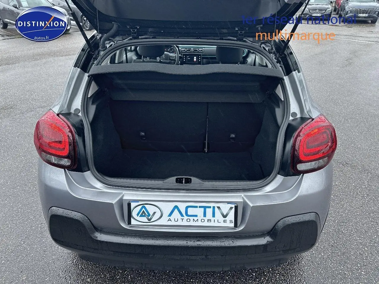 Vue arrière d'une Citroën C3 gris acier 2023 avec coffre ouvert, montrant l'espace de chargement vide.