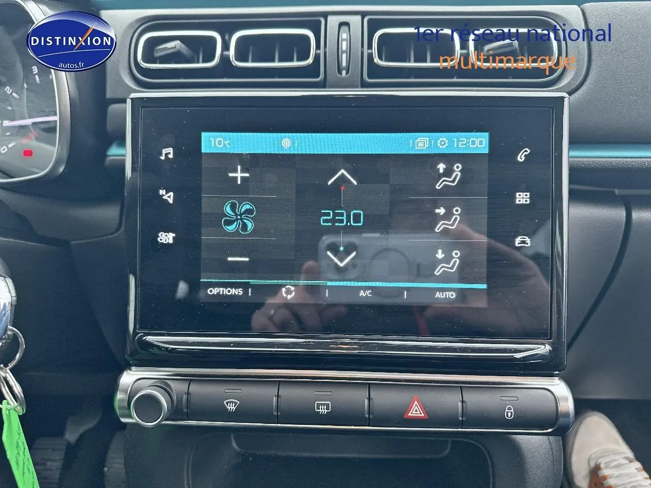 Vue rapprochée de la console centrale de la Citroën C3 gris acier 2023, avec écran tactile et commandes climatisation.