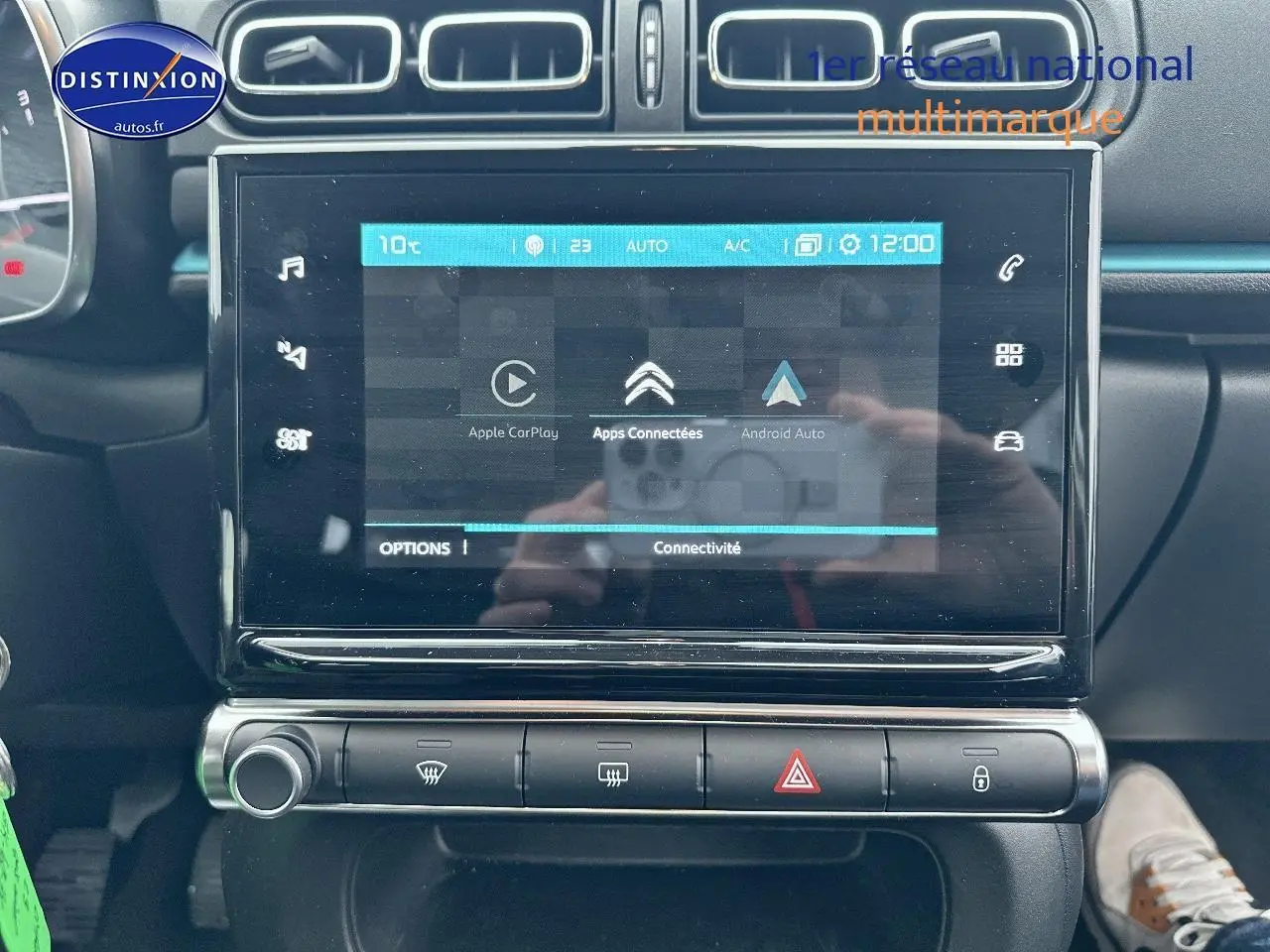 Vue rapprochée de l'écran tactile central et de la console de la Citroën C3 gris acier, version 2023.