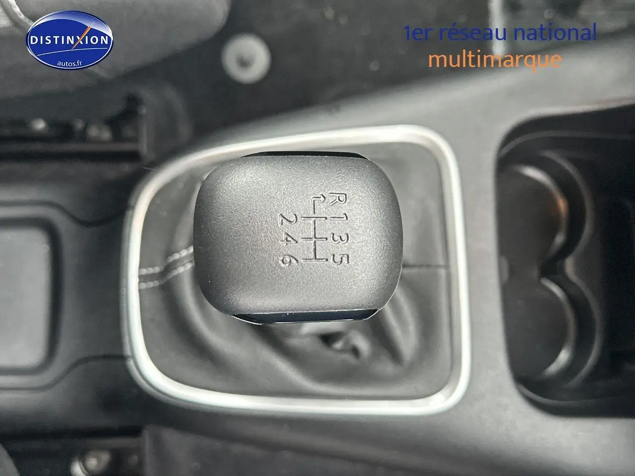 Le levier de vitesses manuel de la Citroën C3 1.2 PureTech 110 en gros plan, intérieur noir.