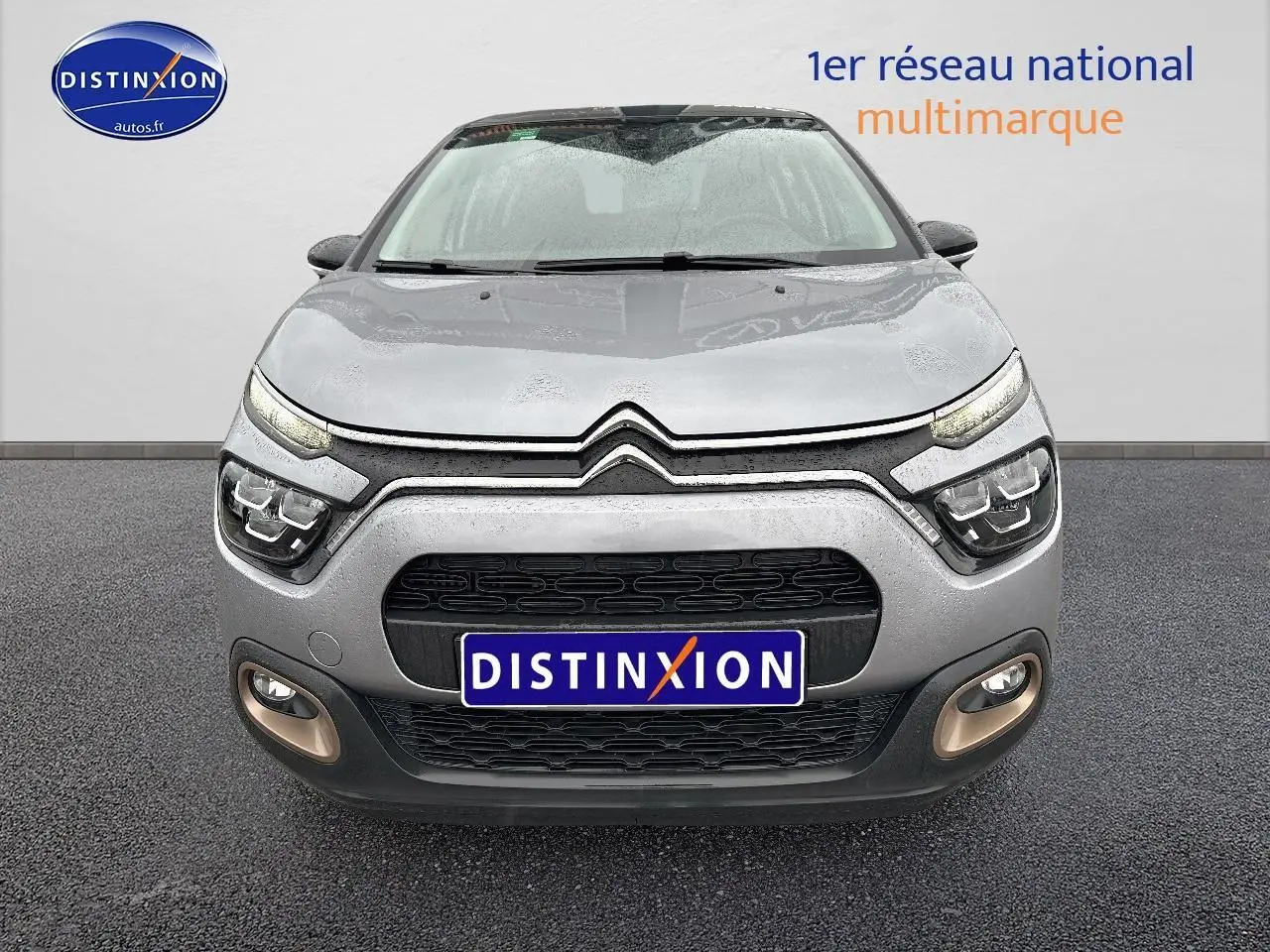 Vue avant d'une Citroën C3 1.2 PureTech 110 gris acier avec phares LED et antibrouillard intégrés.