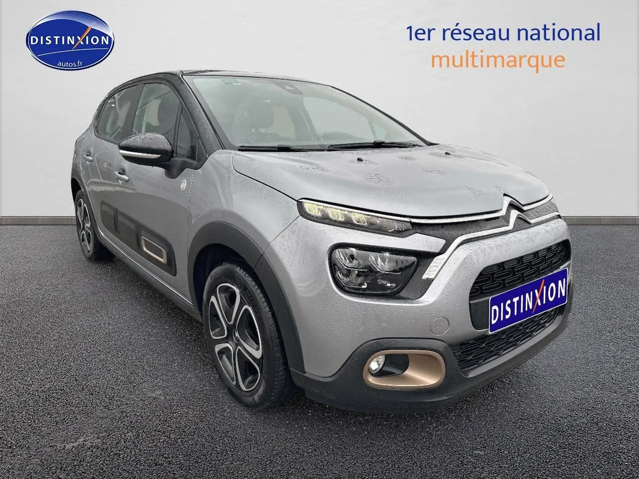 Citroën C3 gris acier vue 3/4 avant droit avec détails noirs et inserts bronze sur pare-chocs et portes.