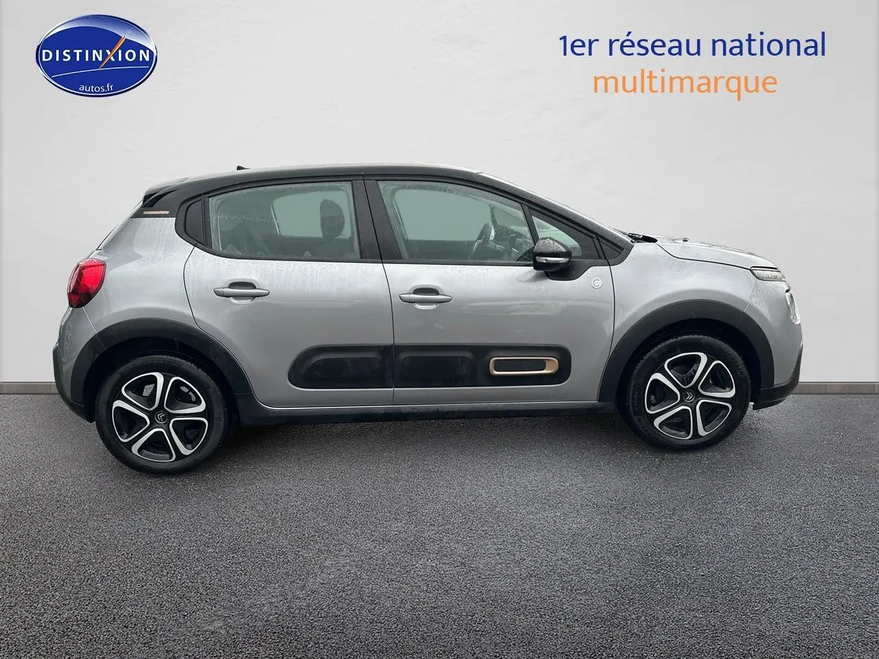 Profil côté gauche d'une Citroën C3 gris acier 2023 avec protections noires et jantes alliage distinctives.