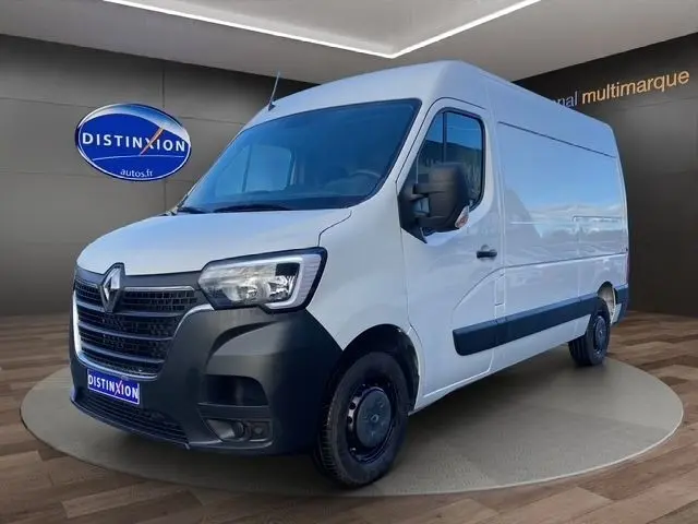 Vue 3/4 avant droite d’un Renault Master blanc 2022 avec pare-chocs noir et grande surface latérale lisse.