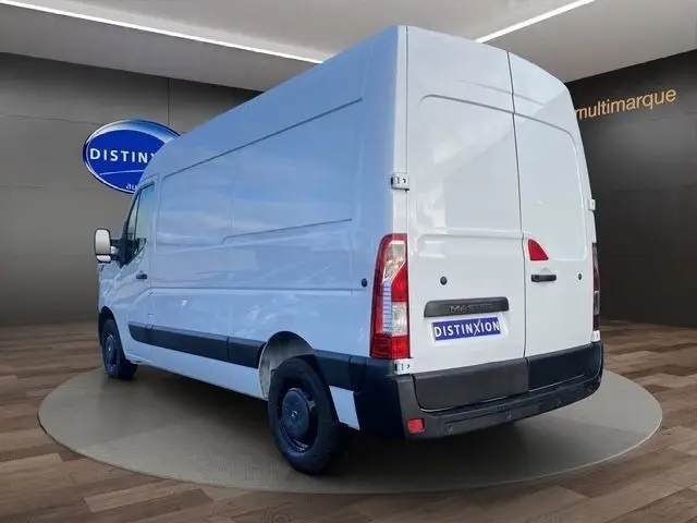 Vue 3/4 arrière droite d’un Renault Master blanc, fourgon utilitaire avec porte arrière pleine et jantes acier noires.