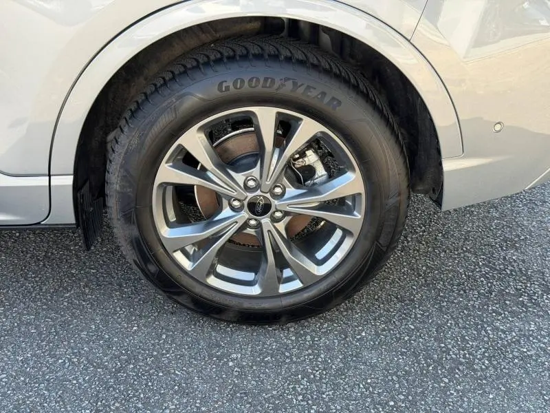 Gros plan sur la roue avant gauche du Ford Kuga gris Solar Métallisé, jante alliage et pneu Goodyear visible.