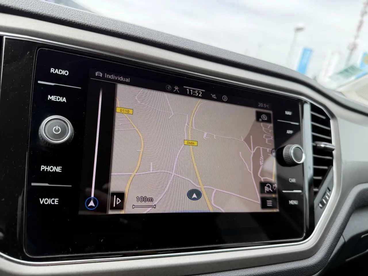 Écran tactile du système de navigation Discover Media du Volkswagen T-Roc gris Indium, vue intérieure centrale.