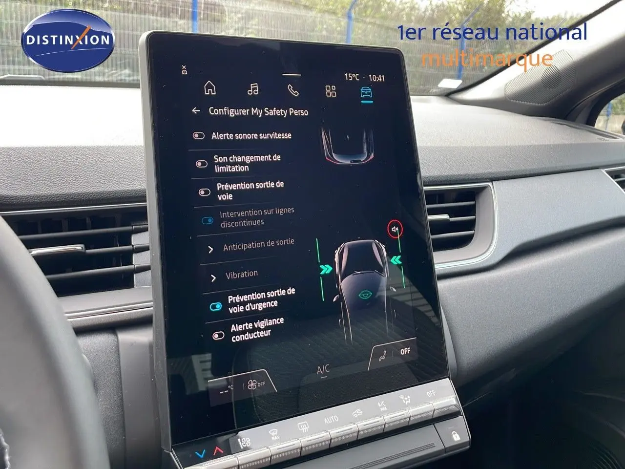 Vue intérieure centrée sur l'écran tactile du tableau de bord du Renault Captur gris Cassiopée 2025, affichant les aides à la conduite.