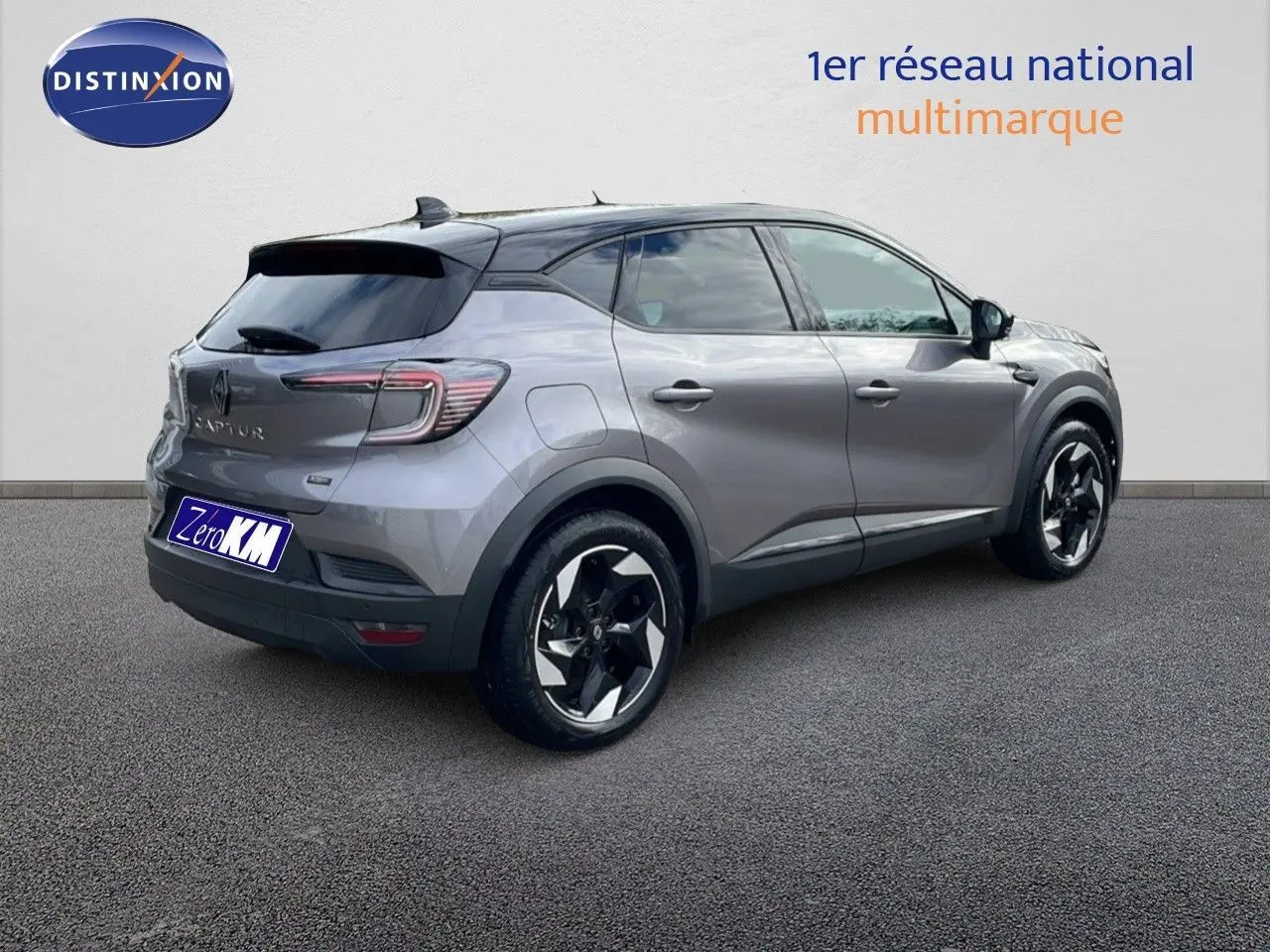 Renault Captur E-Tech hybride gris Cassiopée métal toit noir, vue 3/4 arrière côté droit avec jantes noires et argentées.