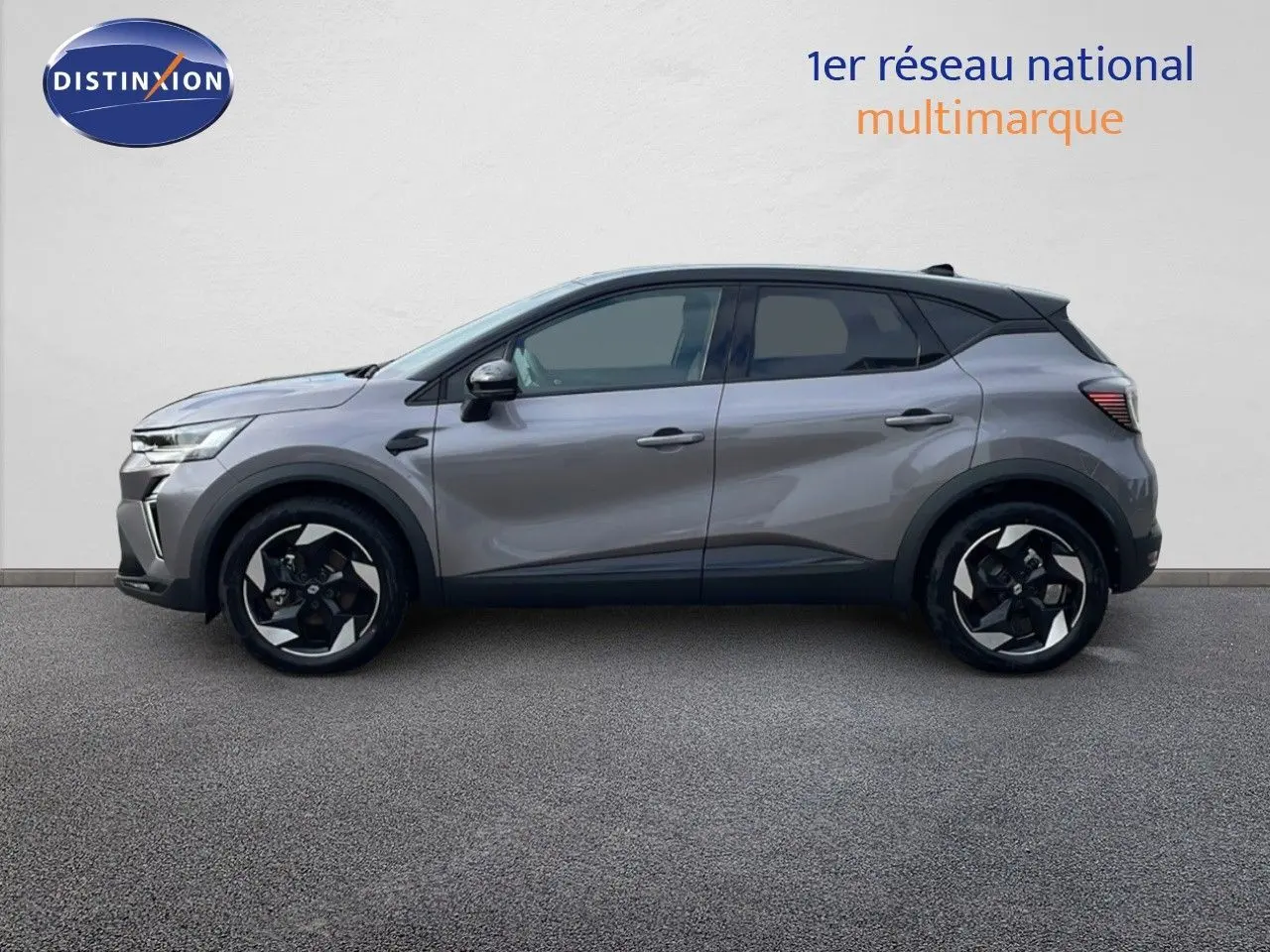 Profil droit d'un Renault Captur E-Tech hybride gris cassiopée avec toit noir et jantes noires et argentées.