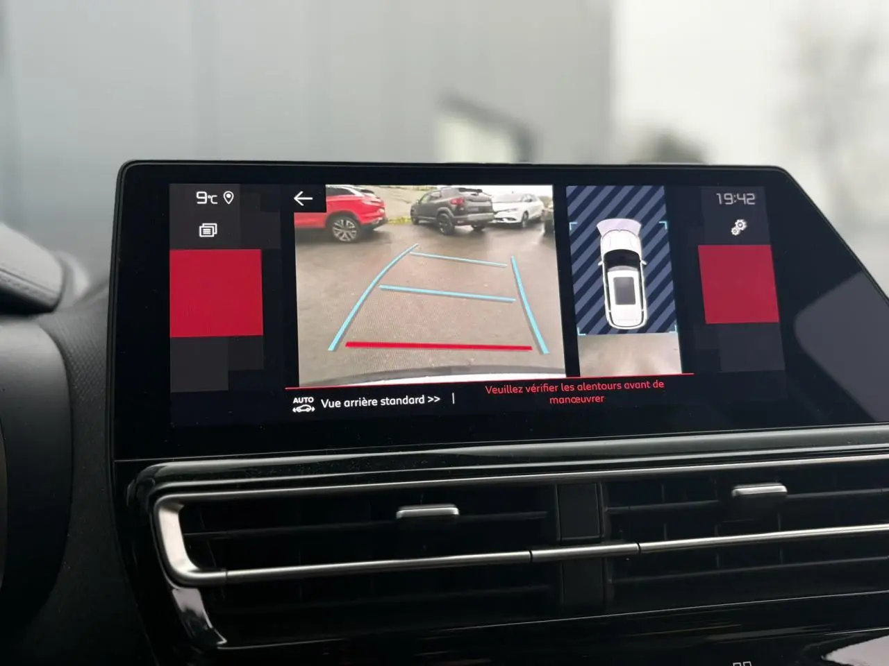 Écran tactile 10'' montrant la caméra de recul et l'aide au stationnement du Citroën C5 Aircross gris Artense.