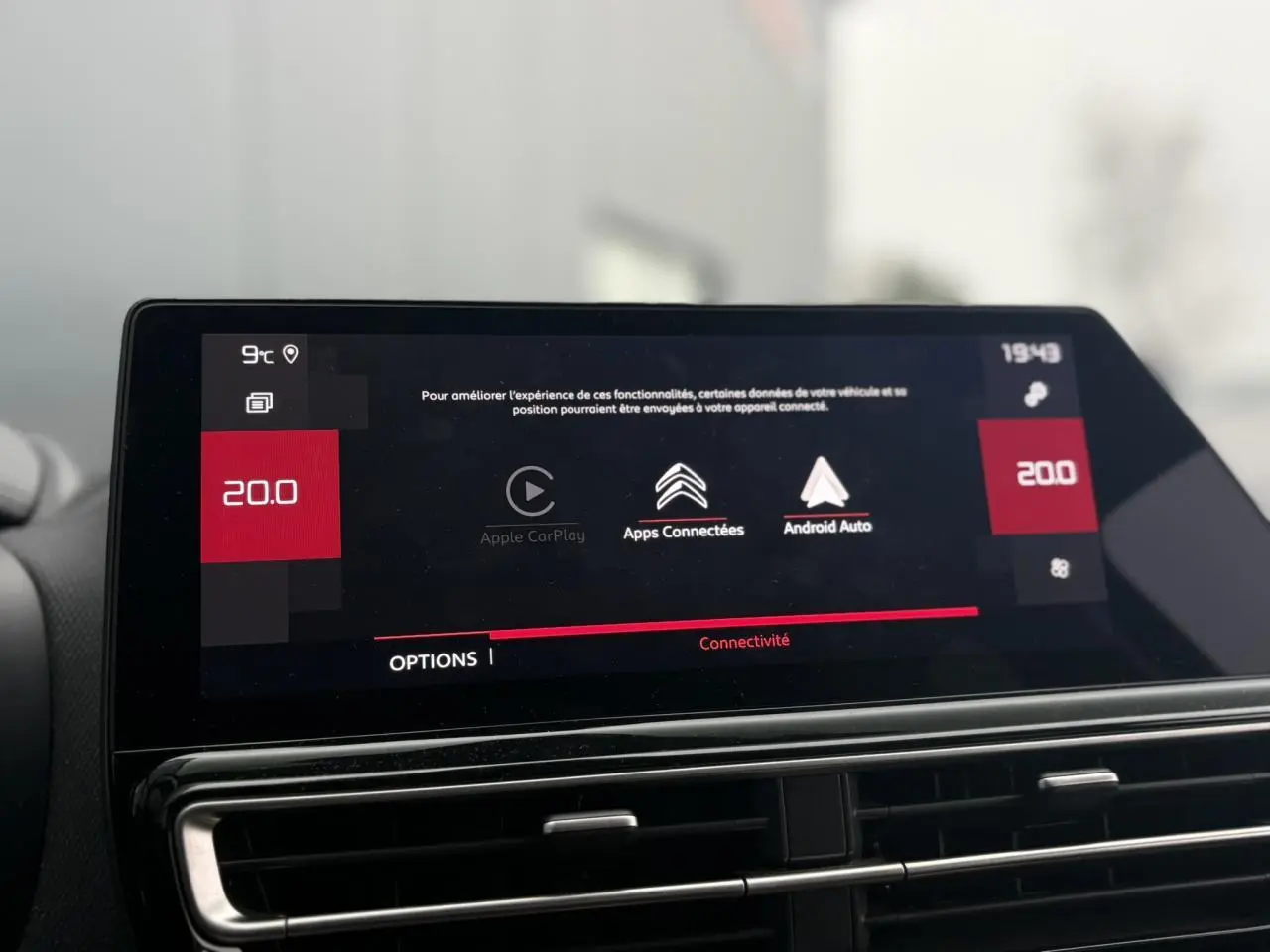 Écran tactile 10 pouces du tableau de bord du Citroën C5 Aircross Hybrid, affichant Apple CarPlay et Android Auto.