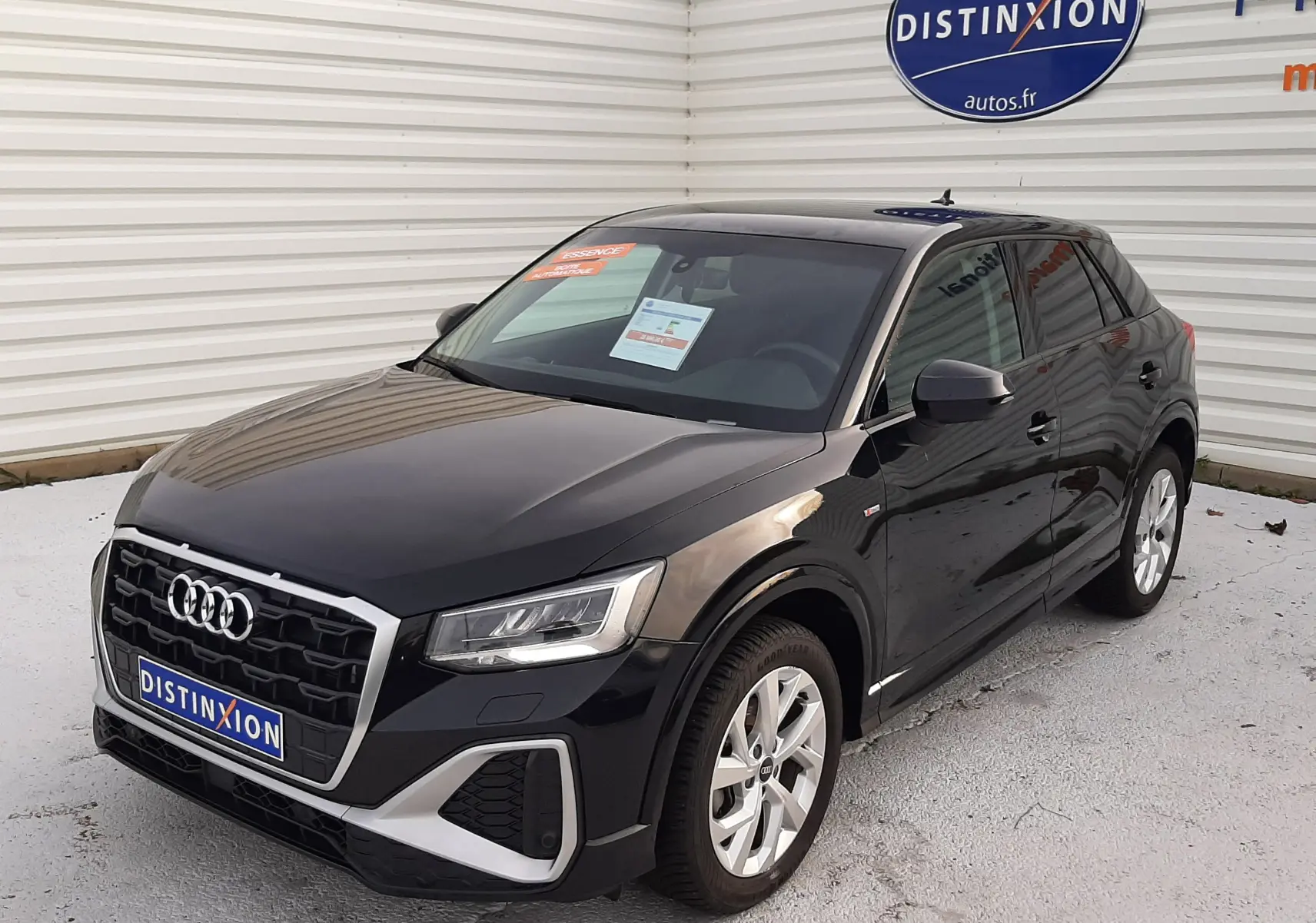 Audi Q2 noir mito metal vue 3/4 avant droit, avec calandre S-Line et jantes alliage 17 pouces visibles.