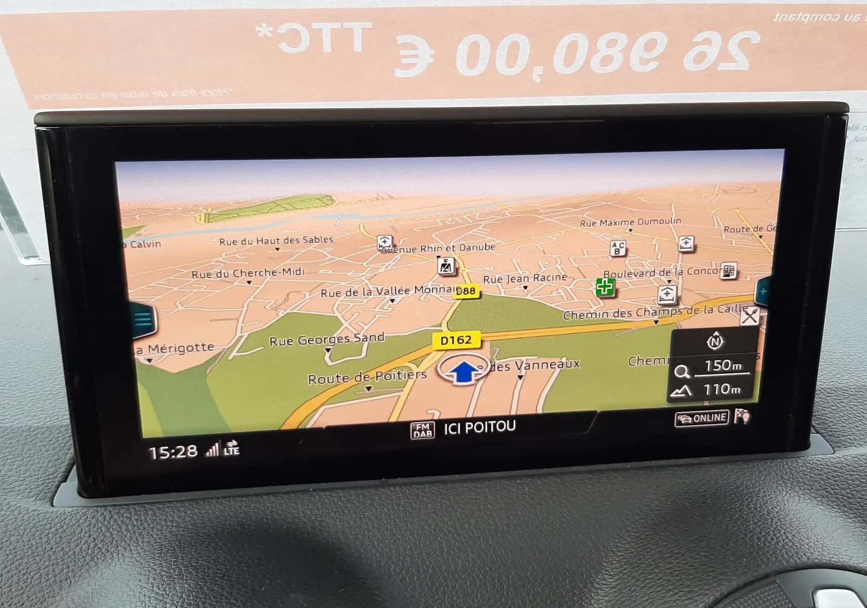 Écran central de navigation GPS affichant une carte détaillée dans l'Audi Q2 noir mito metal 2023.