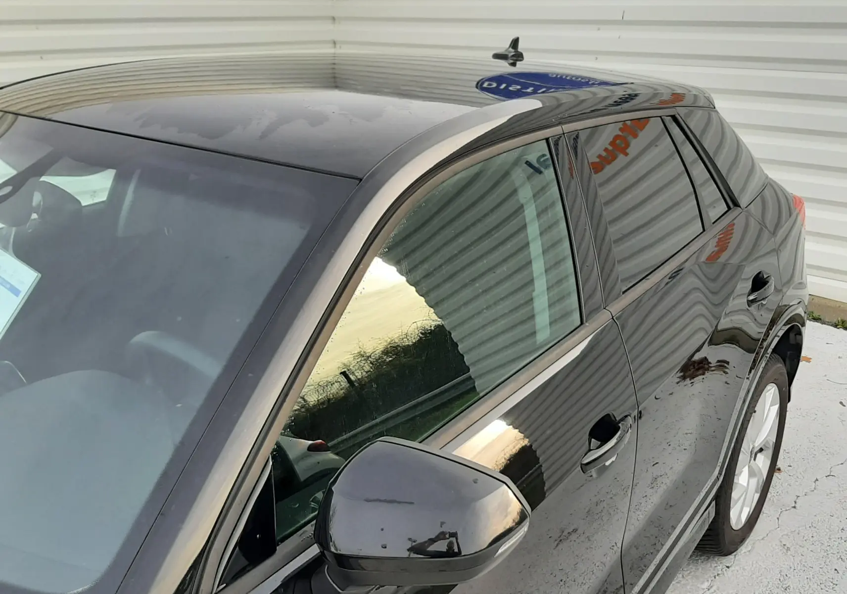 Audi Q2 noir mito metal vu en 3/4 avant côté gauche, mettant en valeur ses lignes compactes et sa finition S-Line.