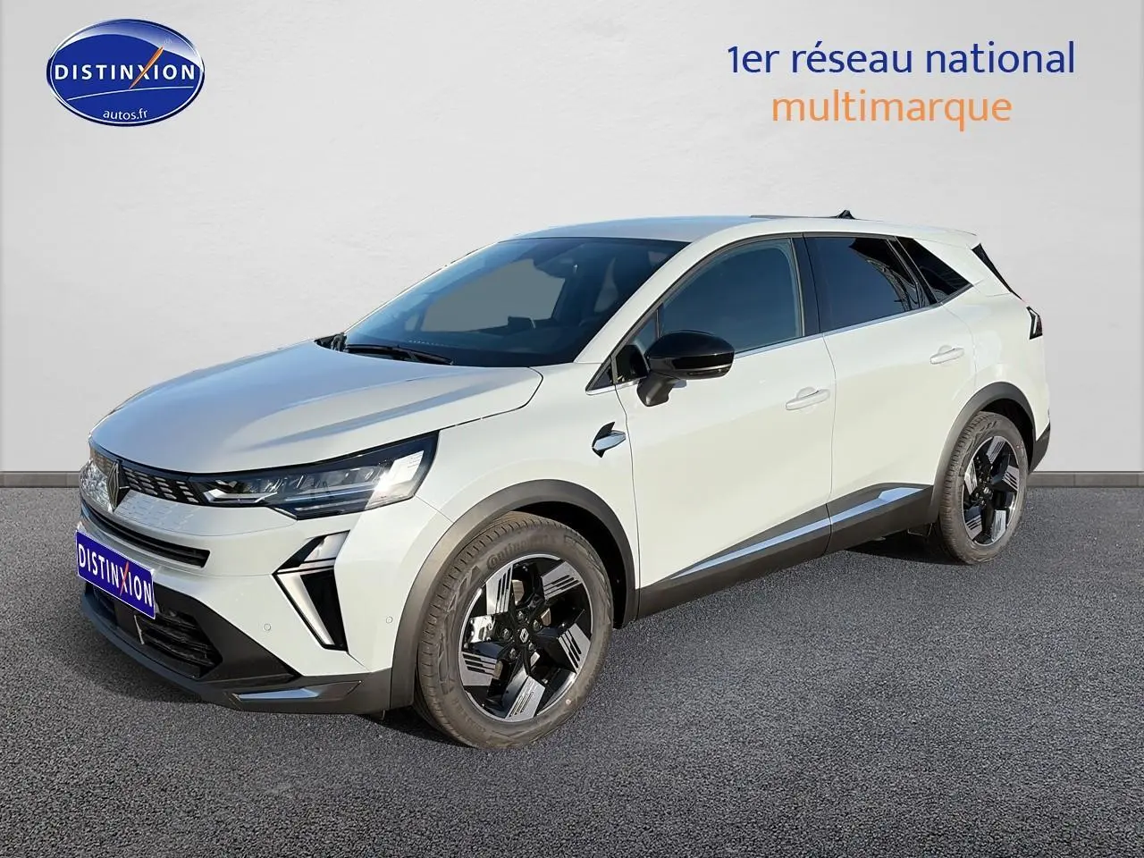 Vue 3/4 avant droite d'un Renault Symbioz gris rafale avec jantes alliage noires et vitres surteintées.