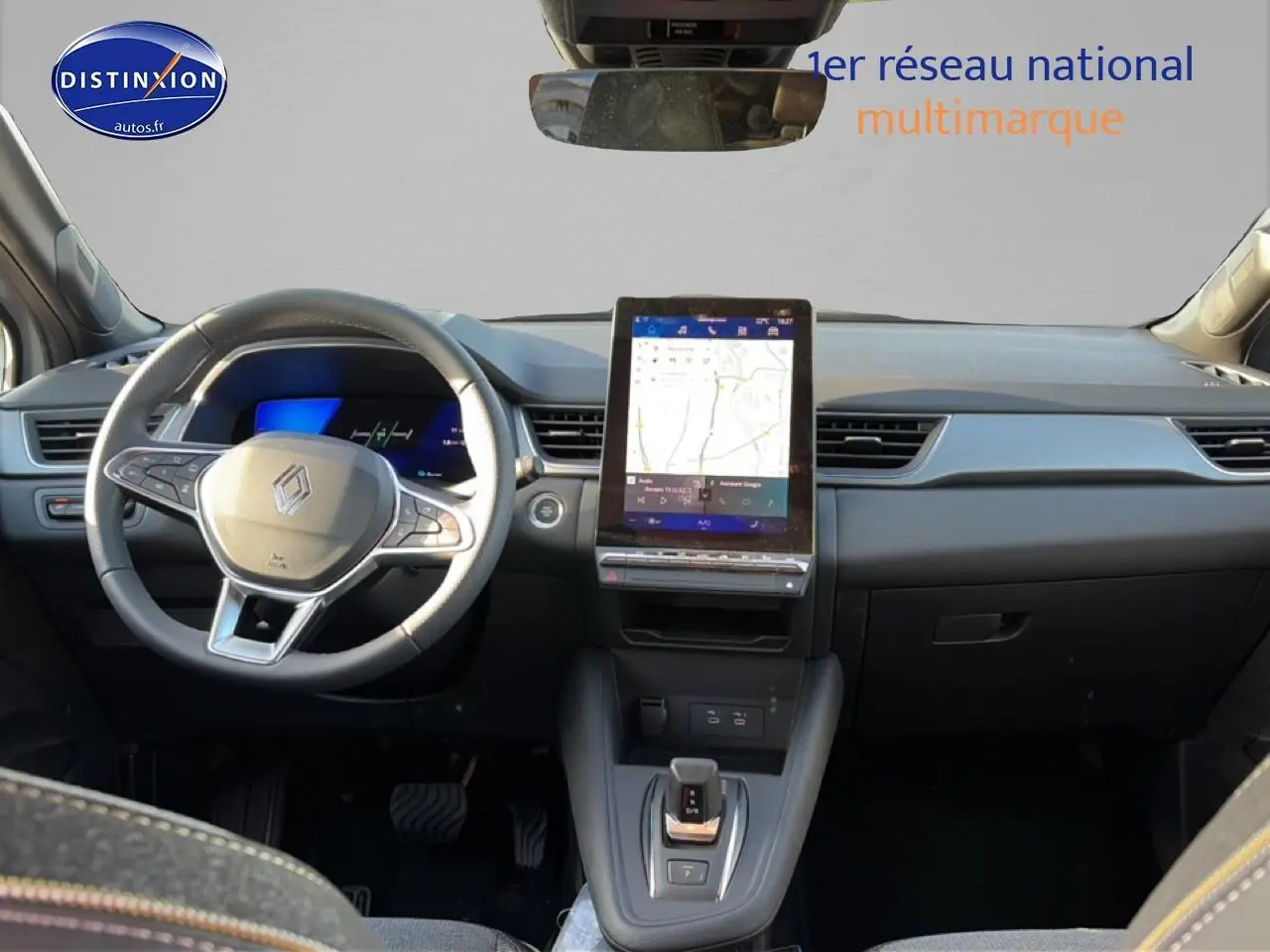 Vue intérieure avant du Renault Symbioz gris rafale, avec tableau de bord moderne et écran tactile vertical central.