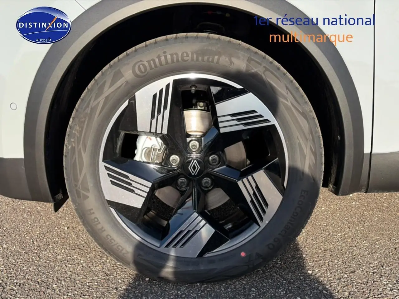 Gros plan sur la roue avant droite d’un Renault Symbioz gris rafale avec jante alliage noire et argent.