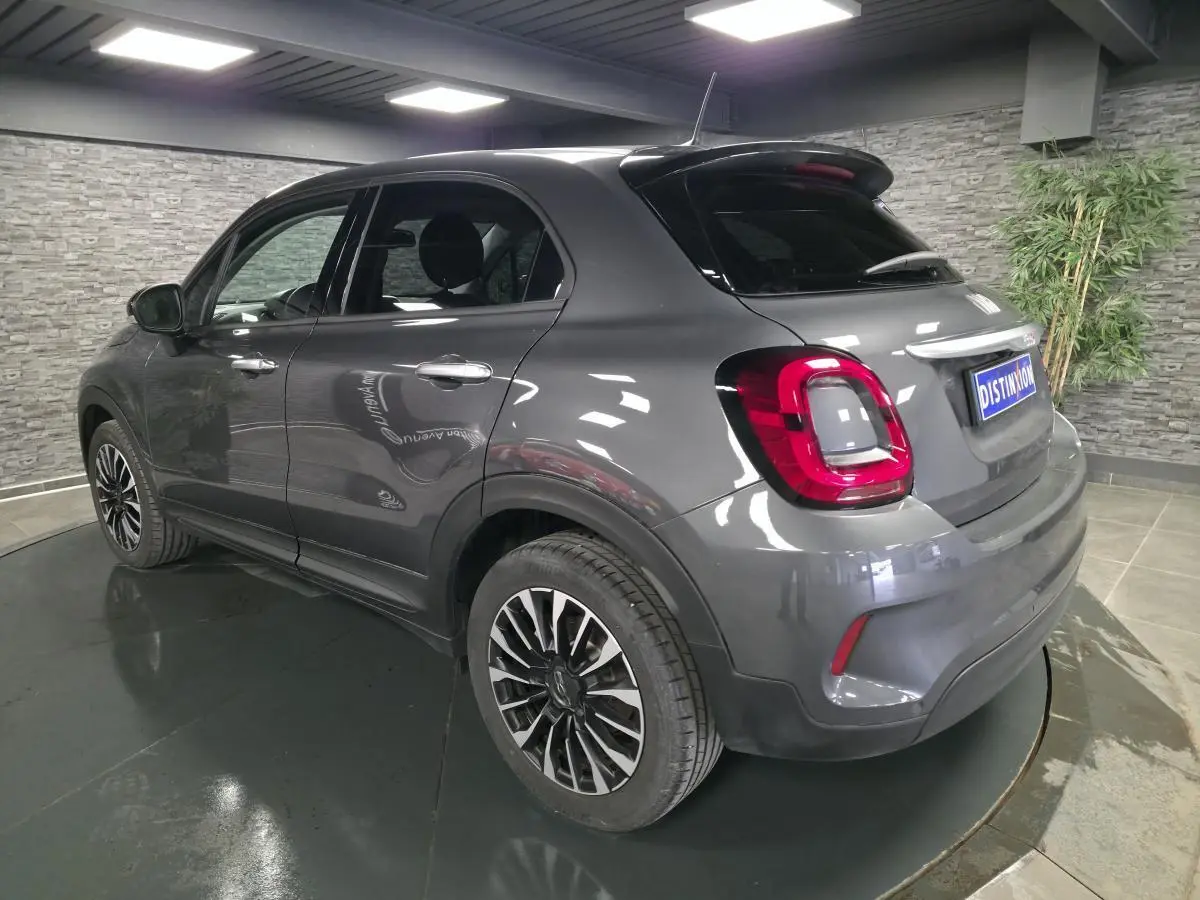 Vue 3/4 arrière droite d'un Fiat 500X gris avec jantes alliage 17'' et feux arrière LED distinctifs.