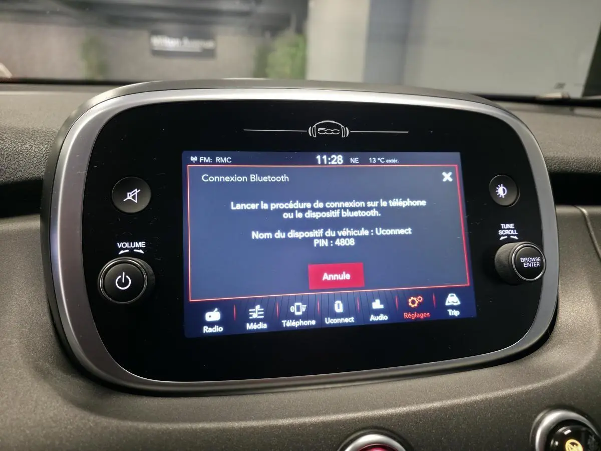 Écran tactile central du tableau de bord de la Fiat 500X 2024, affichant la connexion Bluetooth active.