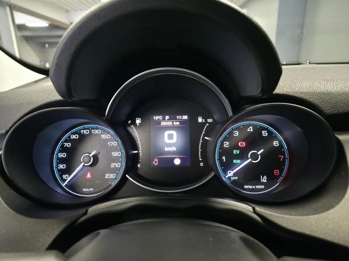 Vue rapprochée du tableau de bord de la Fiat 500X 2024, affichage numérique avec compte-tours et vitesse à zéro.